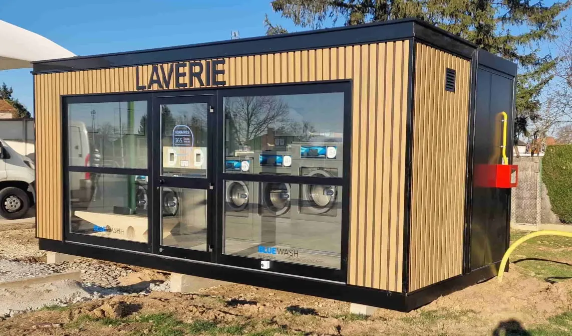 Bungalow de laverie automatique Ma Petite Laverie avec bardage bois