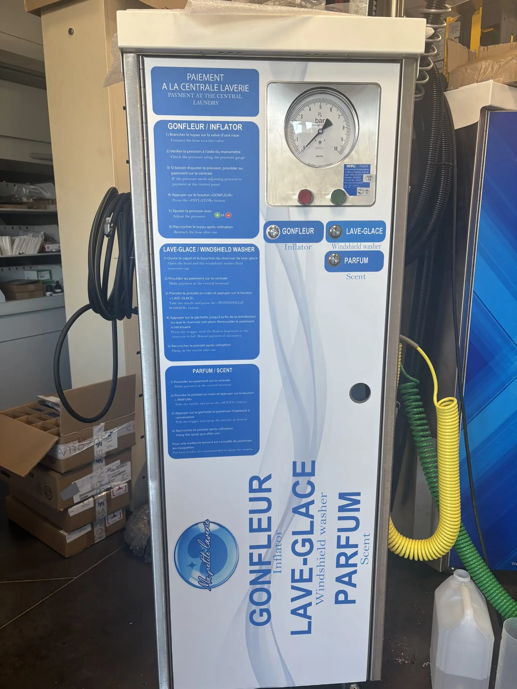 Borne multifonction pour laverie avec gonfleur, lave-glace et parfumeur