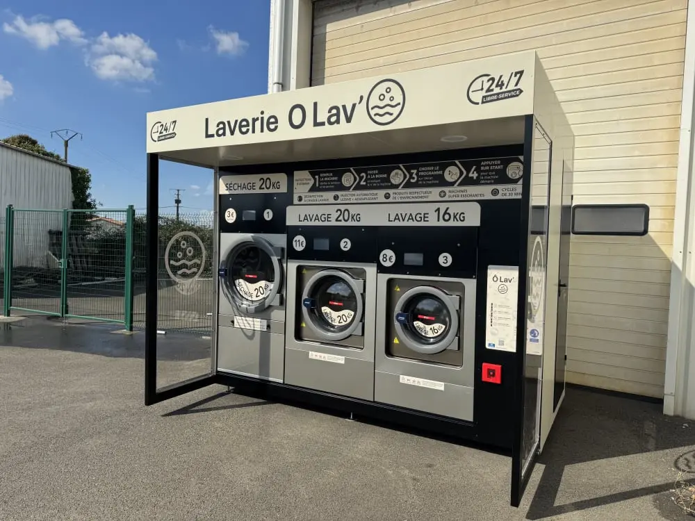Kiosque de laverie automatique libre-service installé en extérieur