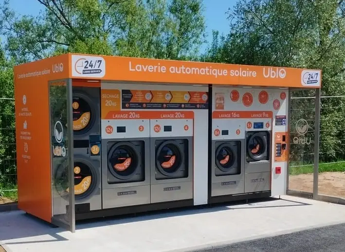 Kiosque de laverie automatique solaire installé en extérieur - UBLO