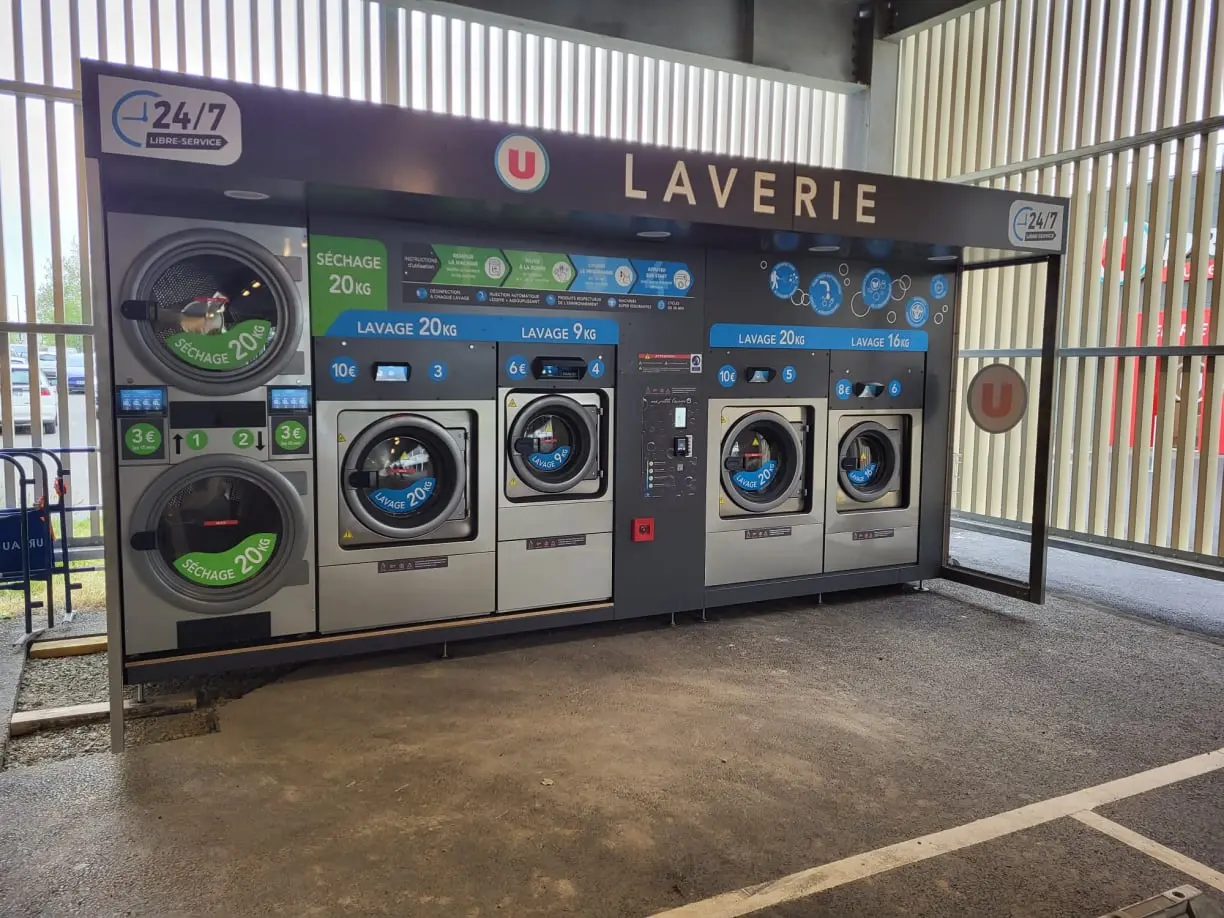 Kiosque Premium M5 de laverie automatique installé en galerie commerciale à Carquefou