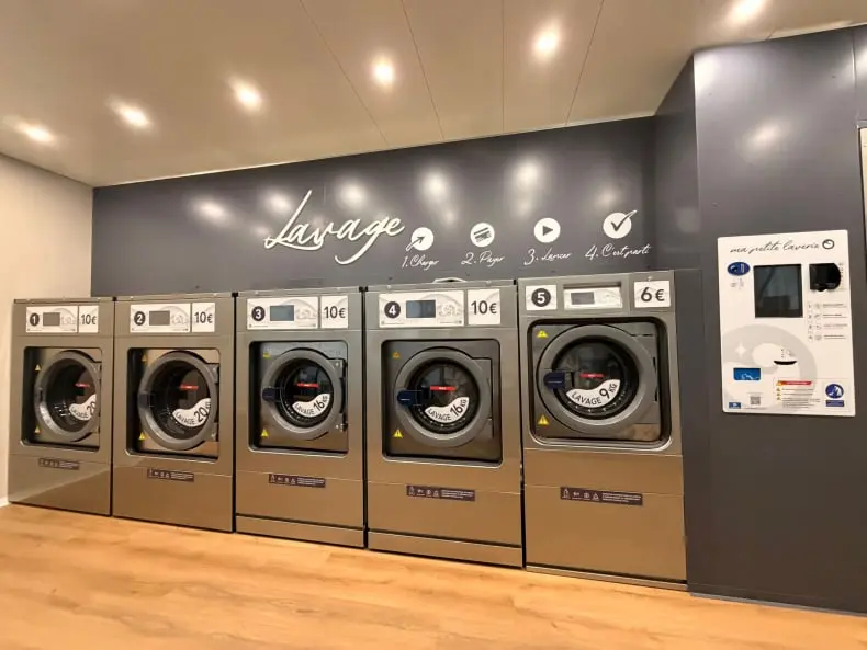 Machines à laver professionnelles dans un bungalow laverie