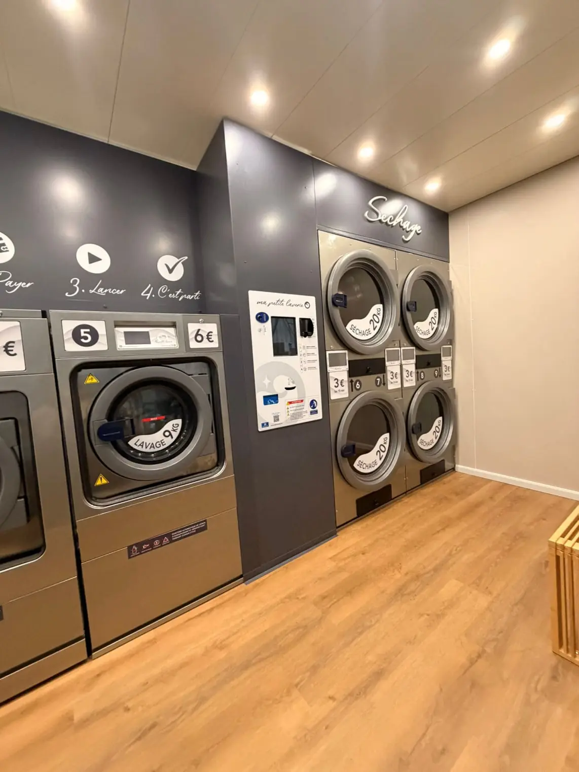 Machines à laver et sèche-linge professionnels dans un bungalow laverie