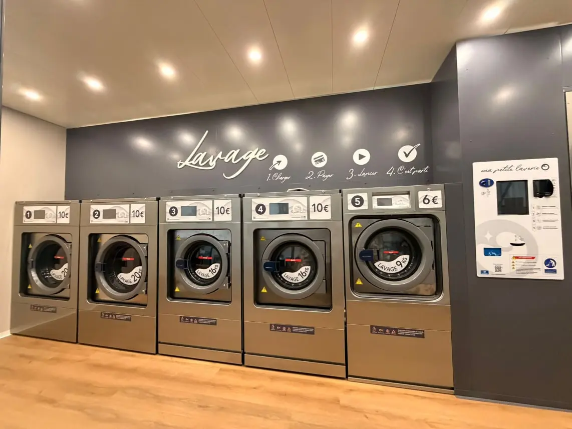 Équipements de lavage professionnels dans un bungalow de laverie