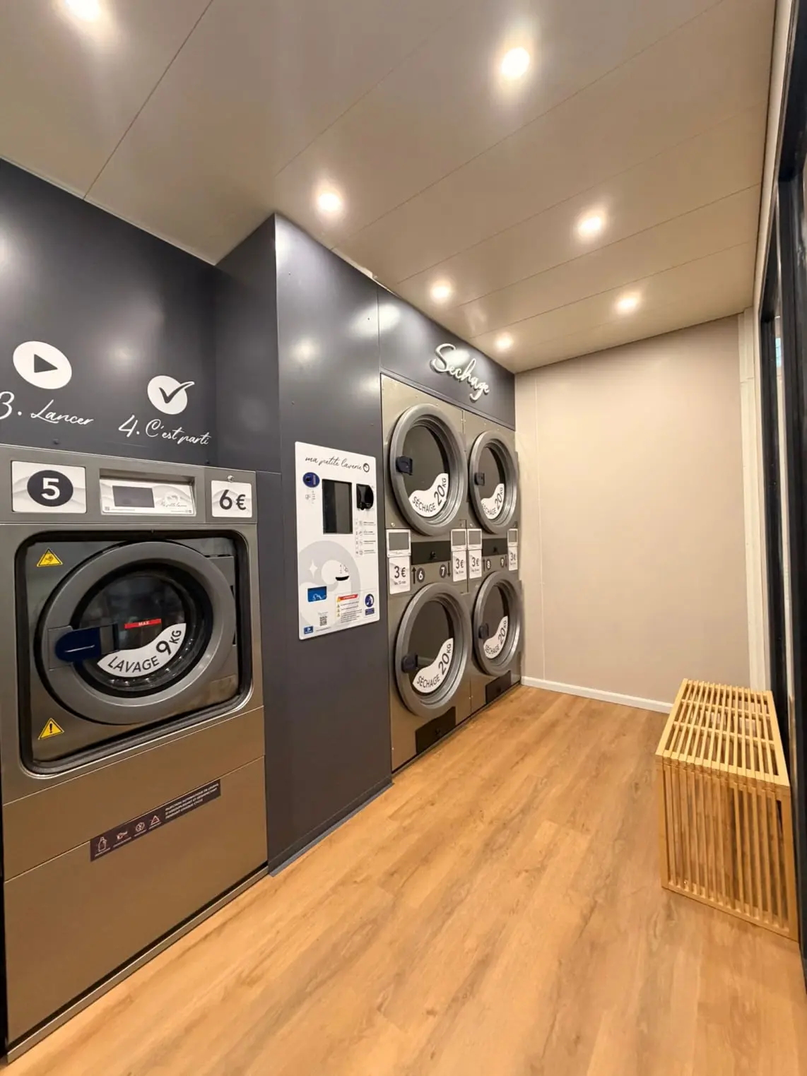Intérieur aménagé d’un bungalow de laverie libre-service