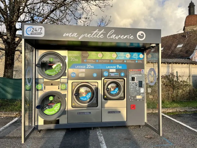 Kiosque de laverie automatique Ma Petite Laverie installé en extérieur